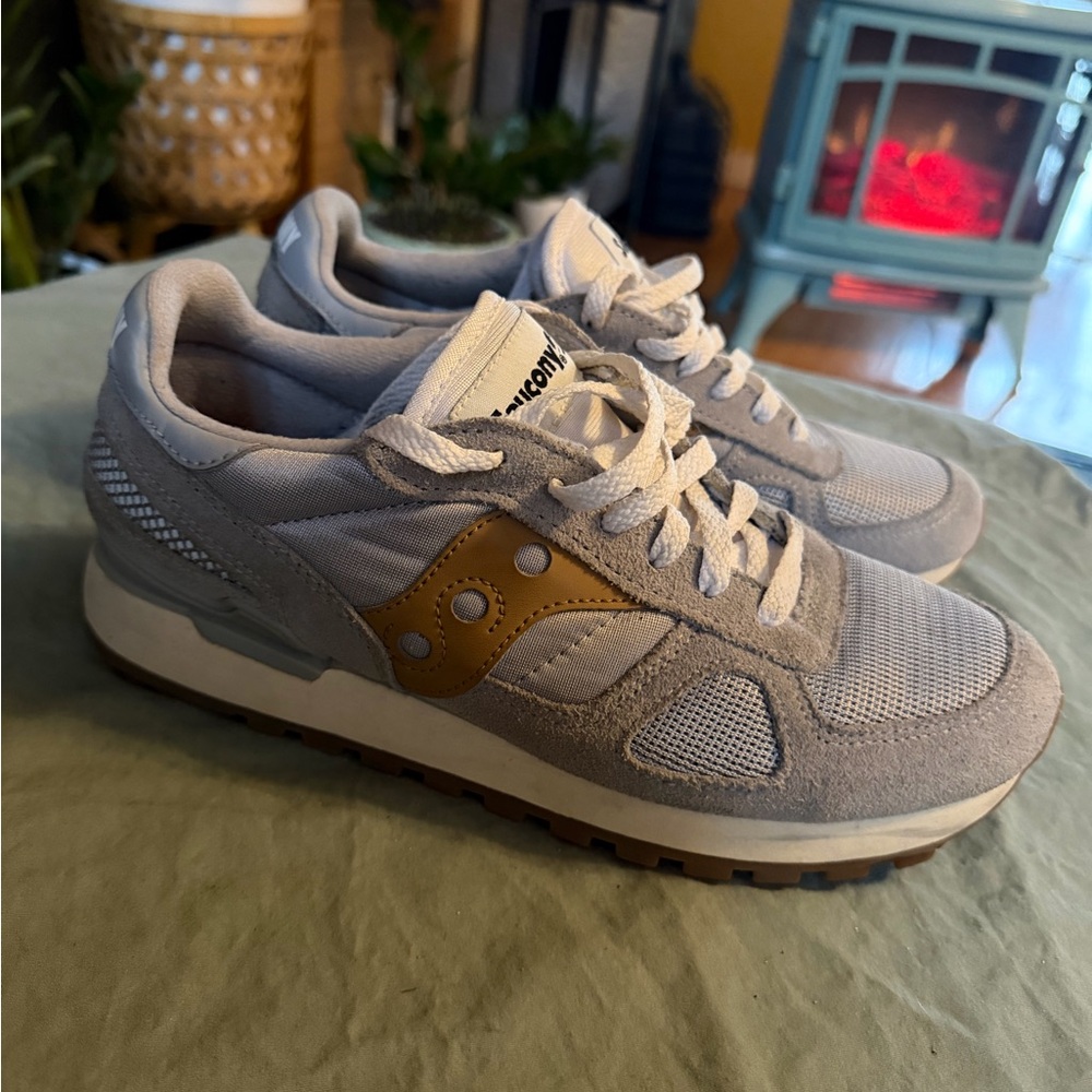 🛑 SOLD 🛑 Saucony Shadow Gray Tan White Sneakers size 8